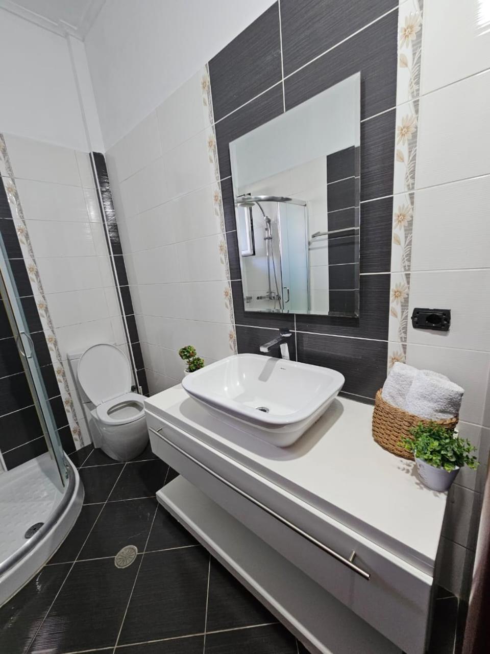 Leon Sea View Apartment Sarandë Eksteriør billede
